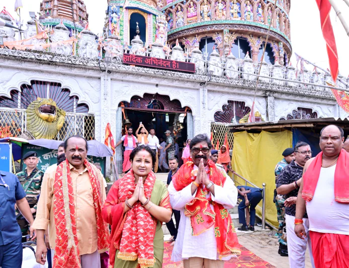 मुख्यमंत्री हेमन्त सोरेन अपनी धर्मपत्नी विधायक कल्पना सोरेन संग पहुंचे तमाड़ स्थित दिउड़ी मंदिर