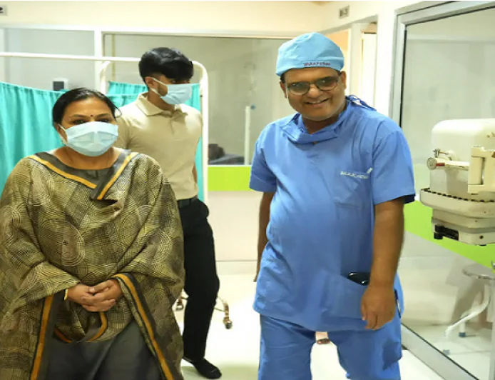 झुलसे मासूम प्रिंस से मिलने अस्पताल पहुंचीं मंत्री दीपिका पाण्डेय सिंह, डॉक्टर्स से की मुलाकात,  परिजनों को बेहतर इलाज का दिया भरोसा