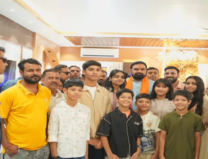 क्रिकेटर आकाश दीप की शादी से पहले गांव पहुंचे CM सम्राट, परिवार से की मुलाकात, शादी की दी अग्रिम बधाई