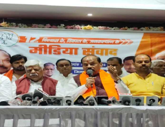 रघुवर दास का कांग्रेस के मंत्रियों पर हमला, कहा : भाषा को राजनीतिक विवाद का विषय बनाना दुर्भाग्यपूर्ण, विरोध है तो मंत्री पद छोड़ें