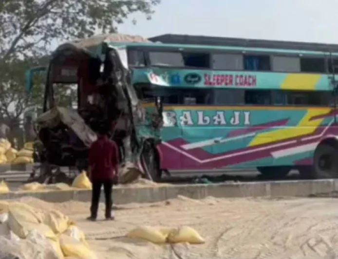 गुजरात में भीषण सड़क हादसा, खड़े ट्रक से टकराई बस, 6 लोगों की दर्दनाक मौत, 31 घायल