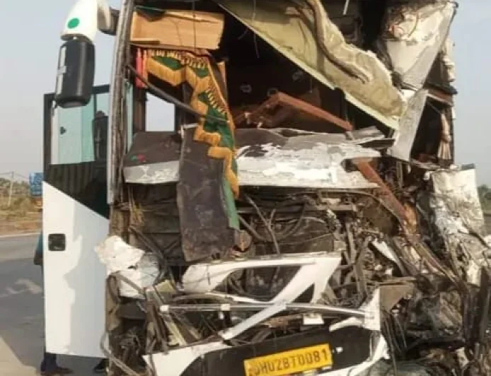 वाराणसी से रांची आ रही बस बिहार के औरंगाबाद में दुर्घटनाग्रस्त, फार्मा कर्मी की मौत, 22 यात्री घायल