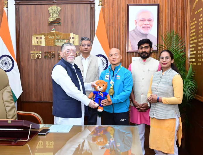 विश्व योगासन चैंपियनशिप में स्वर्ण पदक विजेता रोशन थापा को राज्यपाल ने किया सम्मानित 