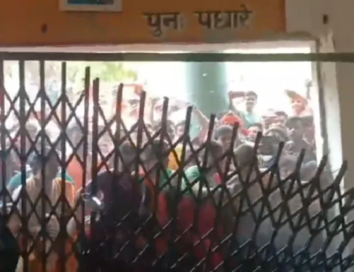 गढ़वा कस्तूरबा विद्यालय में फिर बिगड़ी छात्राओं की तबीयत, हंगामे के बाद DC की बड़ी कार्रवाई; हटाए गए सभी कर्मचारी 