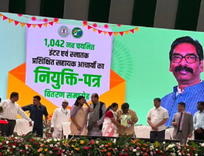 झारखंड में 1,042 सहायक शिक्षकों को मिली नौकरी, सीएम हेमंत सोरेन ने सौंपे नियुक्ति पत्र; बोले- आप तय करेंगे नई पीढ़ी का भविष्य
