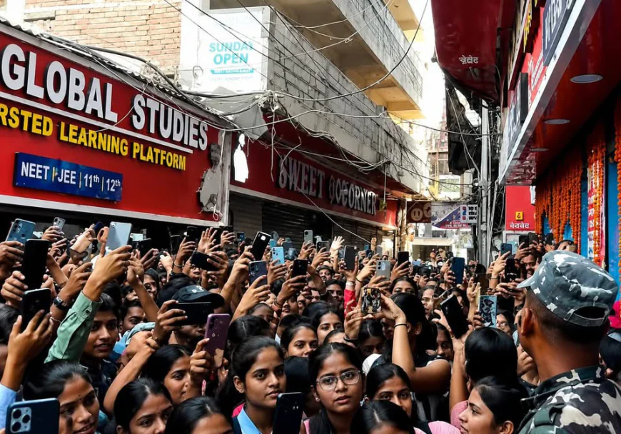 खान सर पर FIR के बाद भी गिरफ्तारी नहीं, रातभर कोचिंग के बाहर डटे रहे छात्र