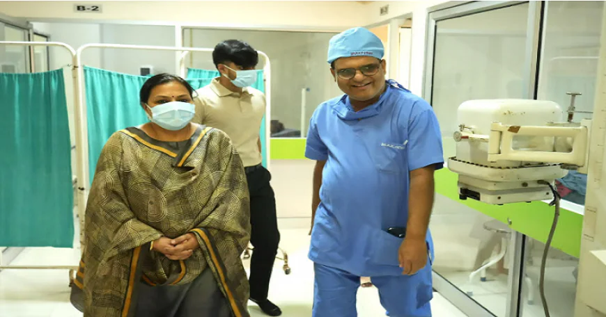 झुलसे मासूम प्रिंस से मिलने अस्पताल पहुंचीं मंत्री दीपिका पाण्डेय सिंह, डॉक्टर्स से की मुलाकात,  परिजनों को बेहतर इलाज का दिया भरोसा