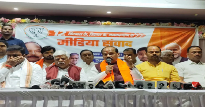 रघुवर दास का कांग्रेस के मंत्रियों पर हमला, कहा : भाषा को राजनीतिक विवाद का विषय बनाना दुर्भाग्यपूर्ण, विरोध है तो मंत्री पद छोड़ें
