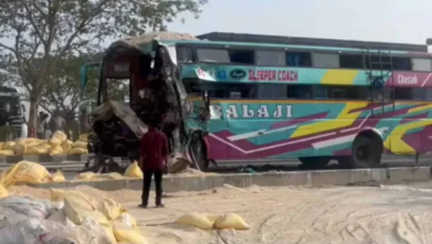 गुजरात में भीषण सड़क हादसा, खड़े ट्रक से टकराई बस, 6 लोगों की दर्दनाक मौत, 31 घायल