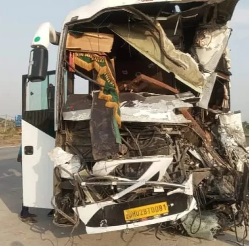 वाराणसी से रांची आ रही बस बिहार के औरंगाबाद में दुर्घटनाग्रस्त, फार्मा कर्मी की मौत, 22 यात्री घायल