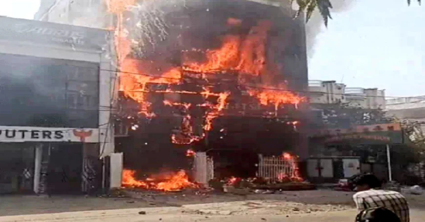 BIG BREAKING : लखनऊ के कोचिंग सेंटर में लगी भीषण आग, जान बचाने के लिए खिड़कियों से कूदे छात्र, कई लोगों के फंसे होने की आशंका