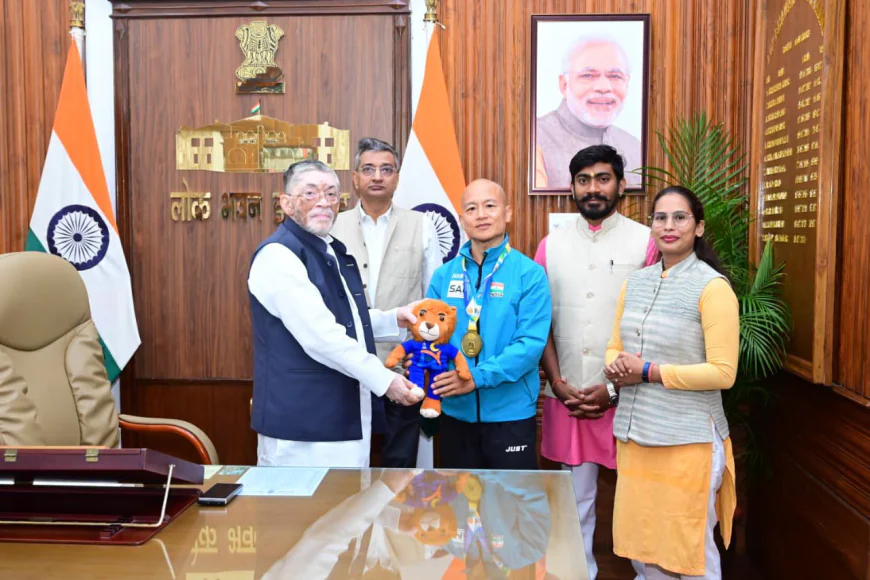 विश्व योगासन चैंपियनशिप में स्वर्ण पदक विजेता रोशन थापा को राज्यपाल ने किया सम्मानित 
