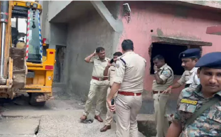 वासेपुर में गैंगस्टर प्रिंस खान के घर पर बुलडोजर एक्शन, धनबाद पुलिस ने अवैध मकान कराया ध्वस्त