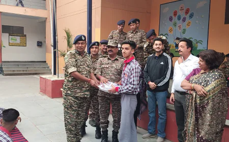 सीआरपीएफ के सिविक एक्शन कार्यक्रम में छात्रों के बीच खेल एवं शैक्षणिक सामग्री का वितरण