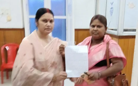 जनता पूछ रही जवाब'—नगर आयुक्त की स्थायी नियुक्ति को लेकर पार्षदों का प्रदर्शनात्मक ज्ञापन