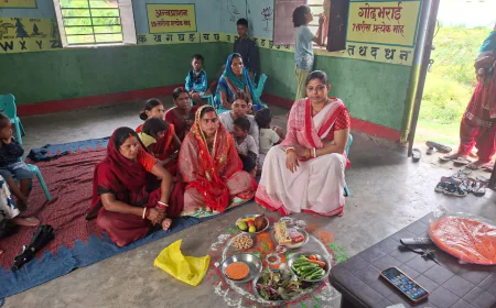 आंगनबाड़ी केंद्र पर गर्भवती महिलाओं को नव नियुक्त सेविका द्वारा किया गया गोदभराई कार्यक्रम