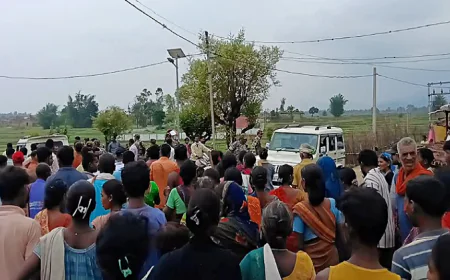लातेहार में रेलवे लाइन सर्वे करने पहुंची टीम को ग्रामीणों ने बनाया बंधक, मौके पर पहुंची पुलिस, जमकर हुआ बवाल