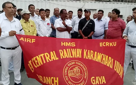 आगरा कैंट घटना के विरोध में गया जंक्शन पर रेल कर्मचारियों का प्रदर्शन, दोषियों पर कड़ी कार्रवाई की मांग