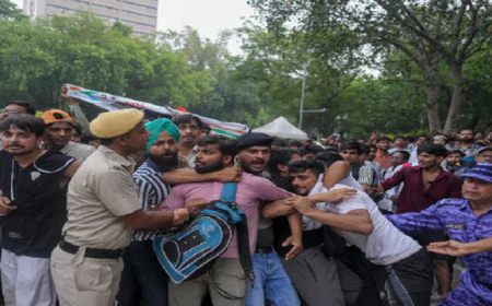 BIG NEWS : कॉकरोच जनता पार्टी समर्थकों को पुलिस ने जंतर-मंतर से हटाया, CJP बोली : निहत्थों को पीटा, संसद मार्च में भी लाठीचार्ज
