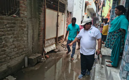 नाले के पानी में उतरे नगर आयुक्त, मौके पर दिए निर्देश; लोगों ने कहा—'ऐसे अधिकारी पहली बार देखे'