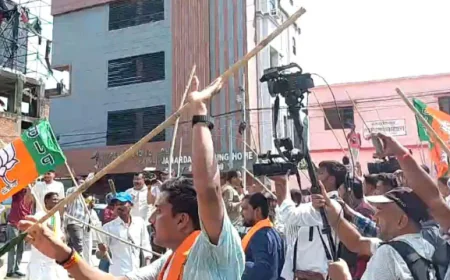 BIG NEWS : पटना में सदाकत आश्रम के सामने भाजपा-कांग्रेस कार्यकर्ताओं में जोरदार झड़प, चले लाठी-डंडे, एक-दूसरे के खिलाफ जमकर की नारेबाजी