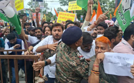 NEET विवाद पर रांची में सियासी संग्राम, बीजेपी-कांग्रेस कार्यकर्ता आमने-सामने, अंडे-टमाटर फेंके गए, पुलिस ने संभाला मोर्चा