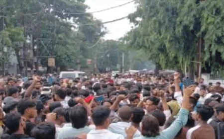 NEET पेपर लीक पर बिहार में उग्र प्रदर्शन जारी, बक्सर-समस्तीपुर समेत 8 जिलों में छात्रों का हंगामा, मुजफ्फरपुर में इंटरनेट बंद, पटना में हाई अलर्ट