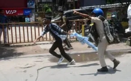 पटना में बिहार बंद के दौरान बवाल, डाकबंगला चौराहे पर लाठीचार्ज; तेज प्रताप यादव हिरासत में