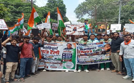 पाकुड़ में NEET-UGC पेपर लीक पर छात्रों का प्रदर्शन, पीएम मोदी और शिक्षा मंत्री धर्मेंद्र प्रधान का फूंका पुतला