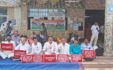 गया रेल्वे जंक्शन को रेल्वे डिविजन बनाने सहित अन्य मांगों को लेकर कॉंग्रेस पार्टी का विशाल धरना प्रदर्शन