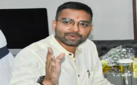 अब तक मंत्री कैसे बने हुए हैं दीपक प्रकाश, सुप्रीम कोर्ट का बिहार सरकार से सवाल