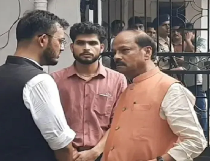 जमशेदपुर के हिमांशु हत्याकांड पर पूर्व सीएम रघुवर दास का सरकार पर हमला, पीड़ित परिवार से की मुलाकात
