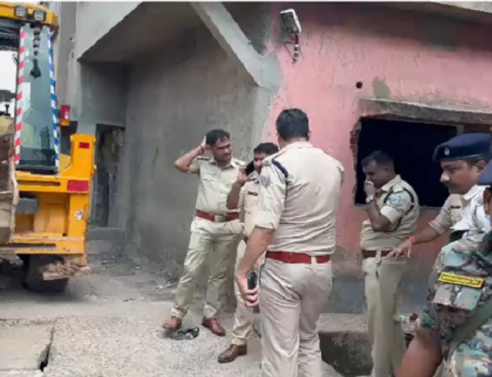 वासेपुर में गैंगस्टर प्रिंस खान के घर पर बुलडोजर एक्शन, धनबाद पुलिस ने अवैध मकान कराया ध्वस्त