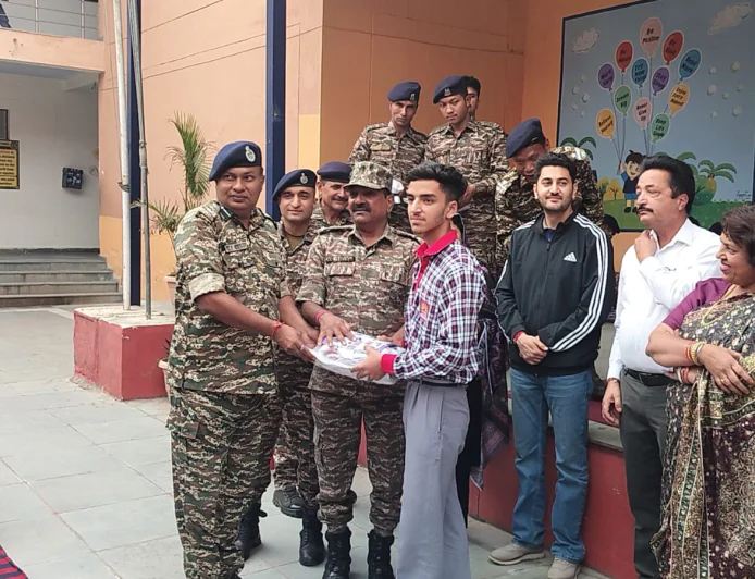 सीआरपीएफ के सिविक एक्शन कार्यक्रम में छात्रों के बीच खेल एवं शैक्षणिक सामग्री का वितरण