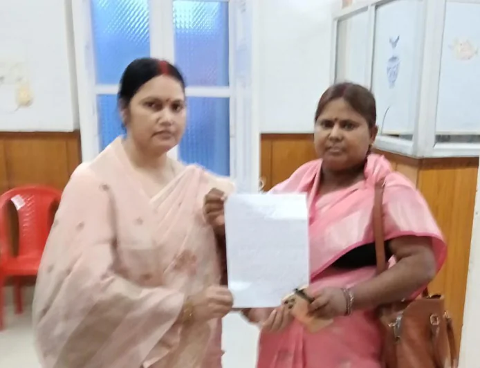 जनता पूछ रही जवाब'—नगर आयुक्त की स्थायी नियुक्ति को लेकर पार्षदों का प्रदर्शनात्मक ज्ञापन
