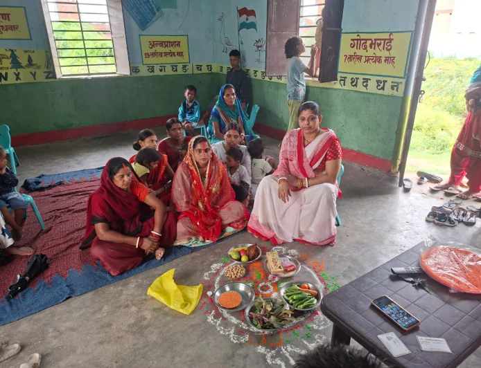 आंगनबाड़ी केंद्र पर गर्भवती महिलाओं को नव नियुक्त सेविका द्वारा किया गया गोदभराई कार्यक्रम