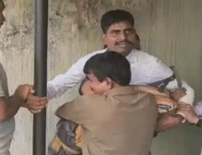 सरायकेला में JSSC के नाम पर ठगी, 10 लाख रुपये ऐंठने पहुंचे फर्जी अधिकारी को ग्रामीणों ने खदेड़ कर पकड़ा