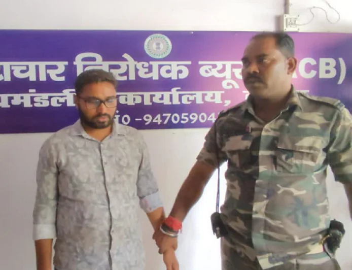 दुमका में ACB की कार्रवाई, सरैयाहाट अंचल कार्यालय का प्रधान लिपिक घूस लेते रंगेहाथ गिरफ्तार