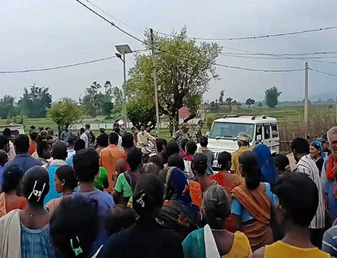 लातेहार में रेलवे लाइन सर्वे करने पहुंची टीम को ग्रामीणों ने बनाया बंधक, मौके पर पहुंची पुलिस, जमकर हुआ बवाल