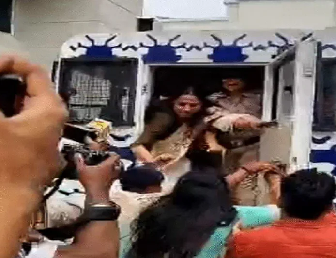 बांकीपुर उपचुनाव में बड़ा ड्रामा, नामांकन के तुरंत बाद तेजप्रताप यादव की पार्टी की उम्मीदवार वीणा मानवी गिरफ्तार