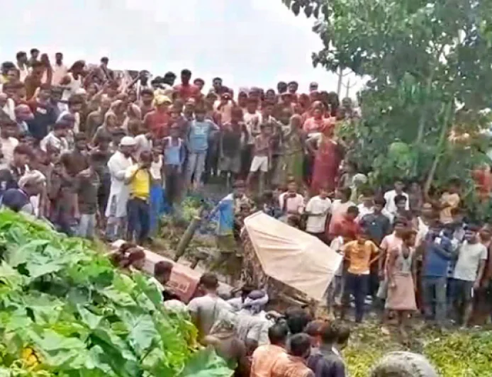 पानी से भरे गहरे गड्ढे में पलटी मजदूरों से भरी ट्रैक्टर ट्रॉली, 3 महिलाओं की मौत