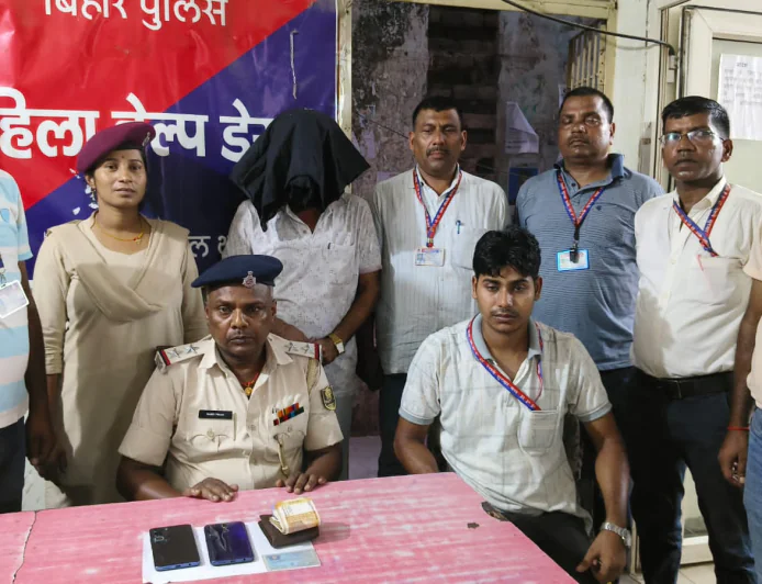 गया जंक्शन पर आरपीएफ की बड़ी कार्रवाई, चोरी के मोबाइल व पर्स के साथ शातिर चोर गिरफ्तार