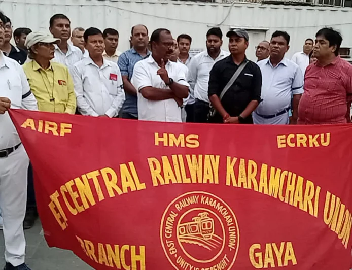 आगरा कैंट घटना के विरोध में गया जंक्शन पर रेल कर्मचारियों का प्रदर्शन, दोषियों पर कड़ी कार्रवाई की मांग