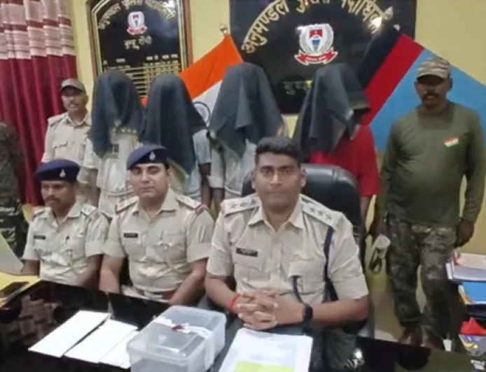 रांची के दशम फॉल इलाके में पिस्टल के दम पर लूट करने वाले गैंग का पर्दाफाश, 4 घंटे में 4 आरोपी गिरफ्तार, हथियार समेत लूटा सामान बरामद