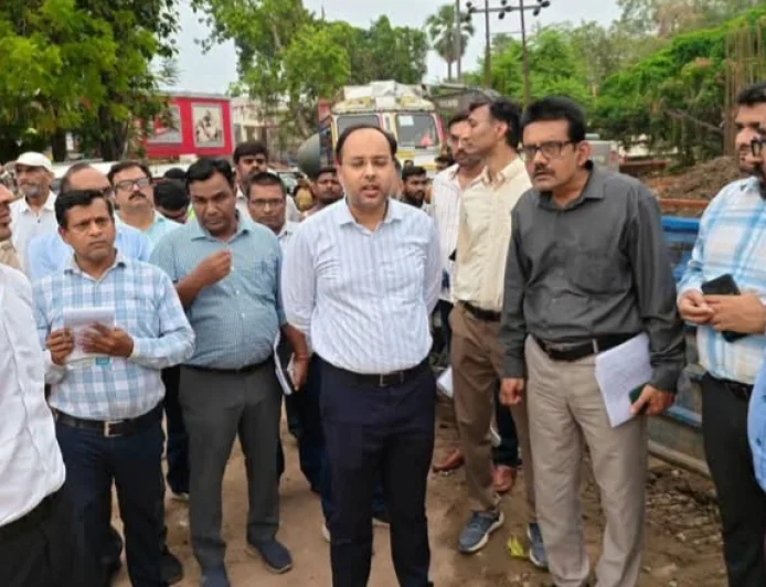 बागेश्वरी एवं मानपुर फ्लाईओवर निर्माणाधीन का  जिला पदाधिकारी ने किया निरीक्षण