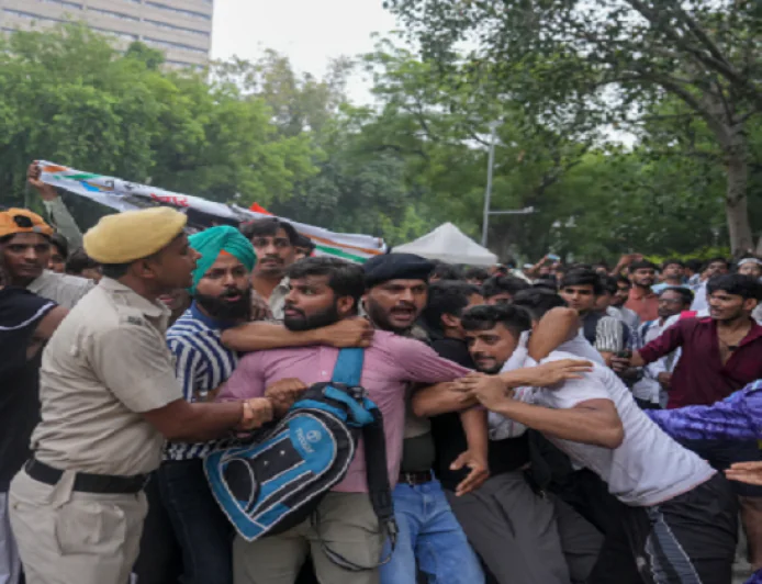 BIG NEWS : कॉकरोच जनता पार्टी समर्थकों को पुलिस ने जंतर-मंतर से हटाया, CJP बोली : निहत्थों को पीटा, संसद मार्च में भी लाठीचार्ज