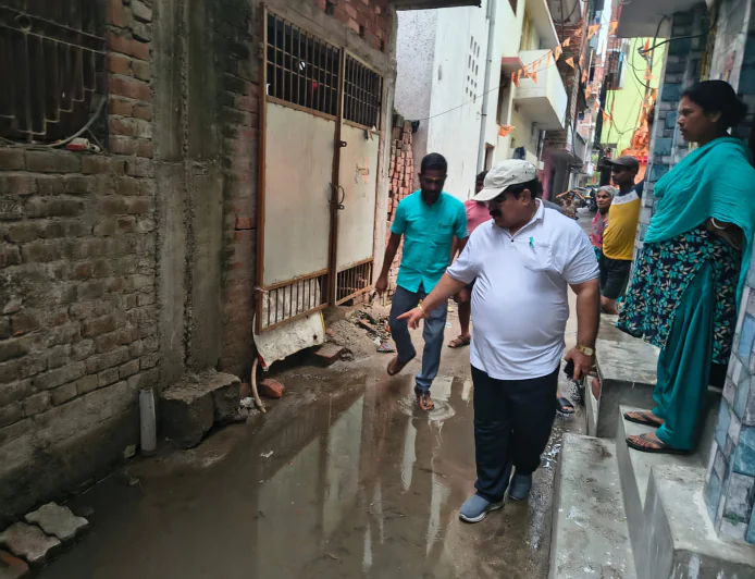 नाले के पानी में उतरे नगर आयुक्त, मौके पर दिए निर्देश; लोगों ने कहा—'ऐसे अधिकारी पहली बार देखे'