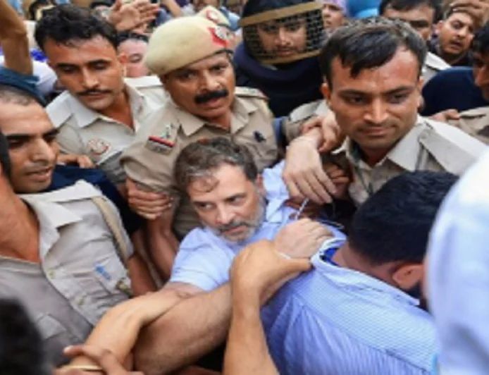PM आवास के बाहर राहुल गांधी का हाई-वोल्टेज प्रदर्शन, हिरासत से पहले सड़क पर लेटे; अखिलेश यादव भी पहुंचे समर्थन में