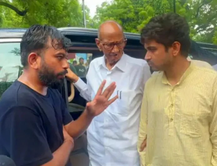 'बात करना है तो सरकार खुद आए', कॉकरोच जनता पार्टी के फाउंडर बोले, संसद मार्च में बर्गर खाने वाले प्रवक्ता को हटाया, वांगचुक को लेने पहुंची मेदांता की एंबुलेंस