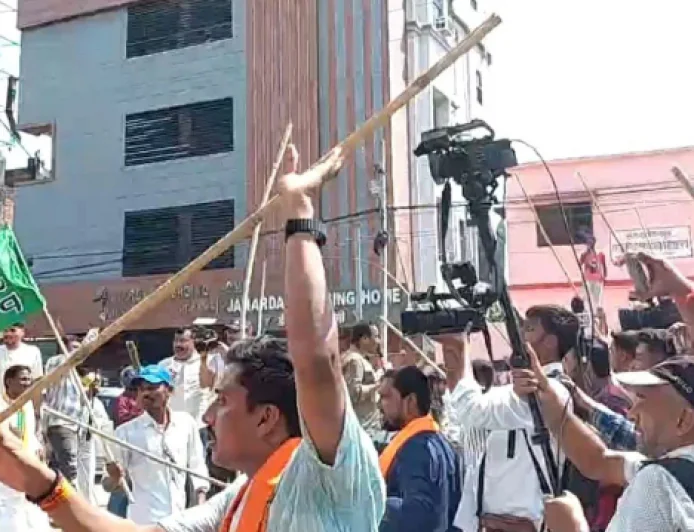 BIG NEWS : पटना में सदाकत आश्रम के सामने भाजपा-कांग्रेस कार्यकर्ताओं में जोरदार झड़प, चले लाठी-डंडे, एक-दूसरे के खिलाफ जमकर की नारेबाजी